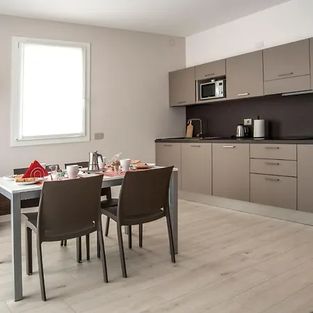 Apartament Camelot Red -