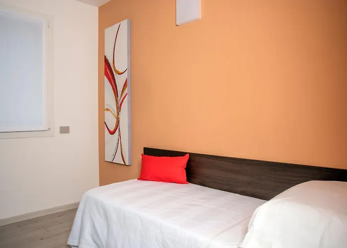 Apartment Camelot Red -